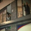Valjevo: Iz prostorija SNS-a gađali građane jajima i flašama, razbijen izlog stranačkih prostorija