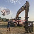 Beograd ostaje: Aktivisti simbolično vezali bager protestujući zbog radova kod Ušća