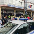 Studenti i građani ispred zgrade DUNP-a
