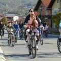 Prelepe slike iz bajine bašte Ćirilična biciklijada spojila porodice, zdravlje i tradiciju