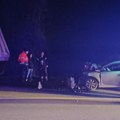 Teška nesreća na Ibarskoj magistrali: Automobilom se zakucao u kamion, prednji deo vozila uništen (foto)