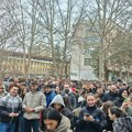 FOTO, VIDEO: Deo novosadskih studenata bojkotuje nastavu, došli ispred Filozofskog