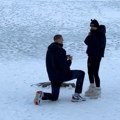 Српски кошаркаш запросио познату Хрватицу: Клекнуо у снегу, а њена реакција је хит: "Ово је просидба из снова"