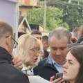 Zborovi i aktivisti SNS-a jedni naspram drugih u kragujevačkom naselju Stanovo (VIDEO)
