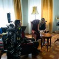 (Video) Na setu serije "Advokatice" glumci se iz Surčina sele u Palatu pravde, Karadžić diriguje, a javni tužilac u ljubavnom…