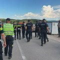 Haos kod deponije Goveđak: Meštani telima brane da uđu mašine, jake snage policije na licu mesta a saobraćaj potpuno blokiran…