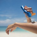 Dermatolog objašnjava: Koliko kreme za sunčanje zaista treba da nanesete