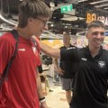 Poželeli jedni drugima srećno!: Fudbaleri novosadske Vojvodine i Železničara iz Pančeva susreli se na aerodromu "Nikola Tesla"…