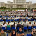 Pet tona hrane za 20.000 ljudi, na stolu dugačkom 5 kilometara: Ginisov rekord oboren u komšiluku