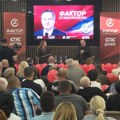DAČIĆ U NOVOM PAZARU GOVORIO O STABILNOSTI, PA ZAPEVAO „ROMANIJU“