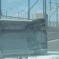 Težak udes na mostu na Adi Automobil se prevrnuo od siline udara (video)