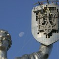 Ukrajina zamenila sovjetski srp i čekić trozupcem na visokom spomeniku u Kijevu