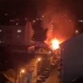 Požar kod autobuske stanice Vatra guta stambeni objekat (video)