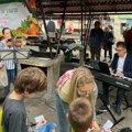 "Hrana za uši" na Ribljoj pijaci Muzika okupila decu iz vrtića i kupce