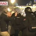 VIDEO: Ministar obišao povređenog policajca, a on dobio udarac pendrekom u glavu od kolege