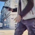 Kamera zabeležila neviđenu dramu u Beču: Tinejdžer iz BiH nasred ulice potegao pištolj na muškarca i 2 deteta (video)