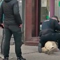 Policajac bacio građanina na asfalt, seo na njega i polomio mu tri rebra