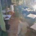 Užasna scena u Beogradu Saobraćajni znak uleteo u kafić (video)