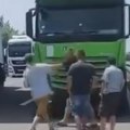 Drama na Horgošu: Vozač teretnjaka izašao iz kamiona i pretio nožem FOTO