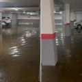 Pljusak poplavio stambenu zgradu! Drama u Inđiji, stanari ne mogu do automobila i stanova