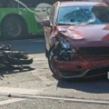 "Volvo" oborio motociklistu, ima povrede glave: Tramvajski saobraćaj obustavljen u centru Beograda