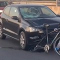 Teška saobraćajka na Mostu na Adi: Sudar automobila i bicikla, Hitna pomoć na licu mesta (video)