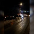 Sudar tri vozila i motora: Stravična nesreća u Mirijevu: Delovi rasuti po putu, povređene dve osobe (video)