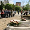 U Kragujevcu obeležen dan pobede nad fašizmom: Položeni venci kraj Spomenika oslobodiocima (foto)
