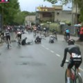 VIDEO Kao Bambi na ledu: Pogledajte bicikliste kako padaju kao domine na Điro d’Italija