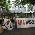 Novi Sad: Ispred suda skup podrške studentkinji kojoj su aktivisti SNS-a polomili vilicu