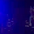 Prevrnuo se kamion, vatrogaci seku vozilo (video)