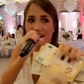 U jednoj ruci mikrofon, iz druge ispadaju novčanice: Milica Jokić za pola strofe dobila nečiju platu (Video)