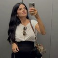 Voditeljka (46) se pući u liftu i snima u ogledalu: Obukla suknju, ima dvoje dece i izgleda kao manekenka: "Minut pre nego što…