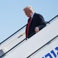 (Foto) Tramp stigao u Izrael: Dočekali ga Netanjahu, Ivanka i Džared Kušner: Sastaće se sa porodicama talaca