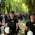 Veliko policijsko prisustvo ispred Skupštine u Kuli tokom sednice (VIDEO)