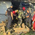 Jedna osoba nastradala kada je u Velikim Pčelicama kamion s drvima sleteo s kolovaza i udario u kuću
