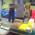 Hrabri Luka savladao naoružanog pljačkaša! Drama u Šapcu: Razbojnik uleteo u radnju, pogledajte kako je neustrašivi vatrogasac…