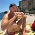 Mladi pevač se skinuo na plaži: Antonio Krištofić pokazao kako izgleda njegovo leto, a jedan detalj posebno je nasmejao…