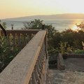 Turistkinju na odmoru u Hrvatskoj zbunio neobičan zvuk s balkona: Snimak pokrenuo brojne komentara (VIDEO)