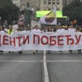 (Foto) Studenti predaju potpise RIK, građani se okupili ispred Rektorata
