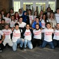 (Foto) Studenti predali listu RIK: Građani uz trubače igrali kolo ispred sedišta Komisije