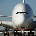 Automobil udario u avion, pa u putnički most: Vozač poreklom iz BiH teško povređen u bizarnoj nesreći