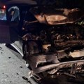 BMW naglo zakočio, Mercedes udario u njega: Jedna osoba povređena