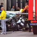 (Foto) Jeziva nesreća u centru Beograda: Autobus udario u automobil, vatrogasci sekli vozilo da izvuku vozača