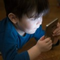 Grad u Irskoj deci zabranjuje mobilne telefone do srednje škole