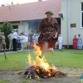 Tradicionalno preskakanje vatre na dan Svetog Ivana Cvitnjaka u subotu u Maloj Bosni