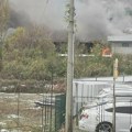 "Oseća se zapaljena guma ili plastika" Očevici požara u Nišu za Kurir - Vatra i dalje guta magacin, crni dim se izvio u…