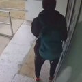 Kamera ga "uhvatila": Mladić iz čista mira razbio vrata u Rakovici, pa nastavio kao da se ništa nije dogodilo (VIDEO)