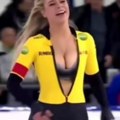 Atraktivna klizačica pokazala grudi i izazvala haos na ledu! Snimak "zapalio" internet, a reakcija njene rivalke se…