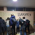 Više od stotinu aktivista, uz prisustvo policije, prekrečilo grafit sa pretnjama Dinku Gruhonjiću